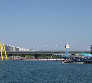 Fußgängerbrücke verbindet die Ufer