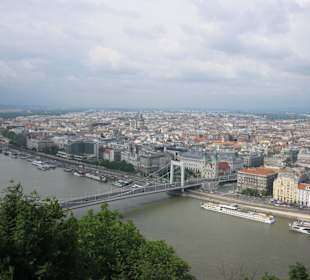 Elisabethbrücke und Pest vom Gellertberg gesehen