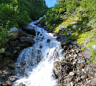 Der Weg führt an stürzenden Bächen vorbei
