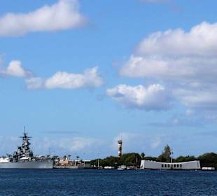 Pearl Habor mit Arizona-Memorial und Kriegsmarine