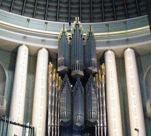Blick auf Orgel und Kuppel