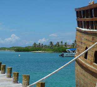 Die Pinta mit Isla Contoy im Hintergrund 