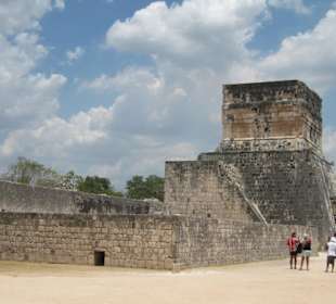 Vor dem Ballspielplatz
