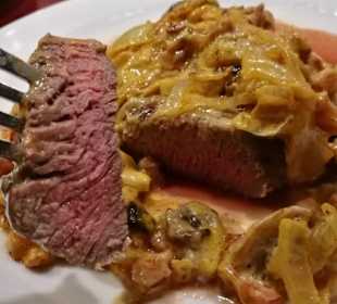 New Yorker Steak mit Chilli Cheese Sauce und Bacon