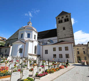 Stiftskirche mit Friedhof