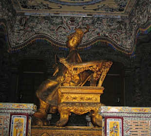 Eine Statur von Khai Dinhs.