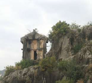 Felsengrab in Form eines Hauses