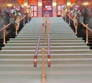 Kurhaus Baden-Baden: Treppe in der Empfangshalle