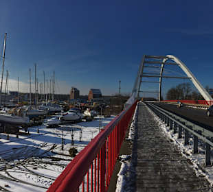 Hafenbrücke und Marina Solna im Winter