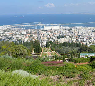 Blick vom oben auf Bahai-Gärten und Haifa