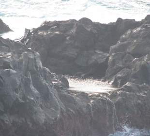 Brandung an der Küste aus Lavagestein