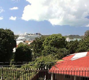 Blick auf Kreuzfahrtschiff im Hafen