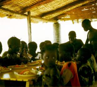 Dorfkinder beim Festessen
