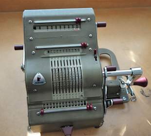Mechanische Rechenmaschine im Museum der Arbeit