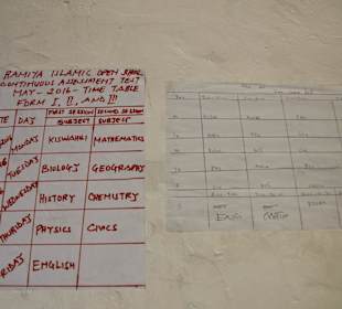 Unterrichtstafel vor der Schule