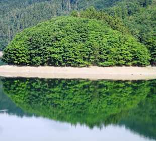 Blick über den See der Talsperre