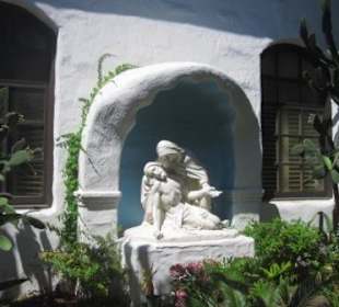 Pieta im kleinen Innenhof