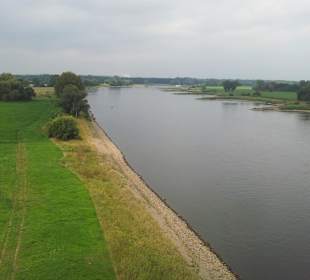 Blick von der Brücke auf die Elbe