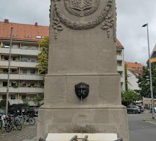 Der Dürer-Pirckheimer-Brunnen am Maxplatz