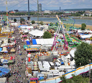 Blick vom Riesenrad auf die Rheinkirmes