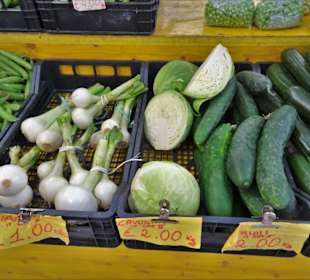 Gemüsehändler in der Markthalle