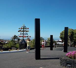 Vorplatz mit verschiedenen Kunstobjekten