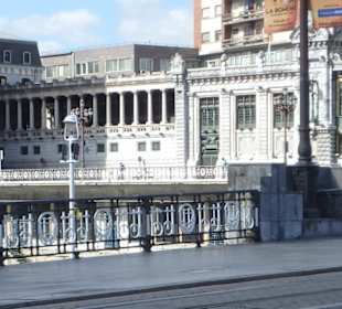 Straßenfront des Bahnhofs