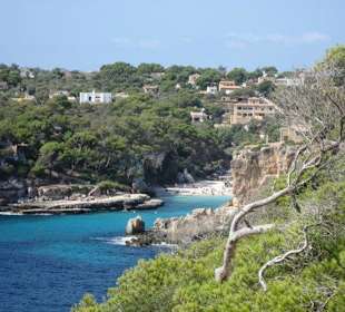 Blick von Es Pontas. Dem Felsbogen im Meer)