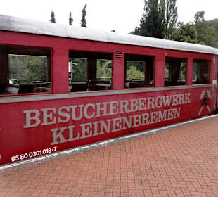 Der Triebwagen, der in das Bergwerk führt