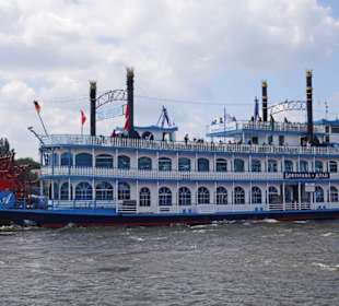 Auch der Schaufelraddampfer legt hier an.