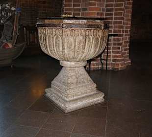 Taufe aus Gotländer Kalkstein