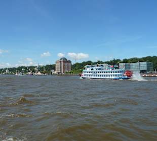 Hamburger Hafen mit Raddampfer