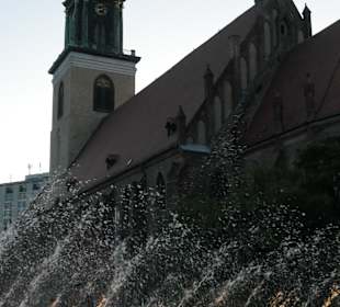 Bei den Wasserkaskaden im Park am Fernsehturm