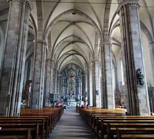 Blick in das Kirchenschiff des Bozner Domes