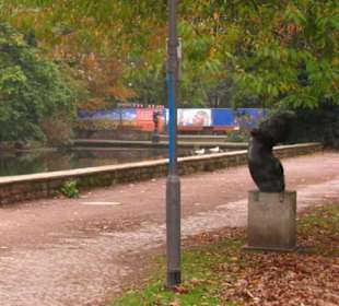 Die Grzimek-Bronze am Uferweg