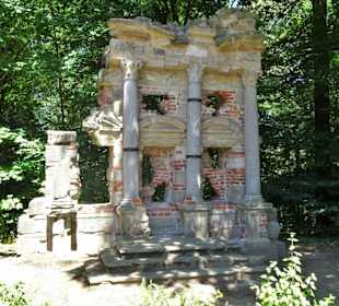 Künstlich angelegte Ruinen im Garten der Eremitage