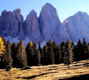 Glatsch Alm (1902 m) mit Geislergruppe (3030 m)