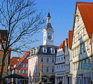 Blick vom Markt zu Brunnen und historischem 