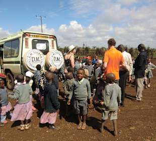 Stopp in einer Schule im Busch, 500 Kulis verteilt