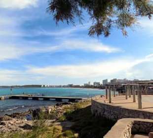 Entlang der Strandpromenade Cala Millor