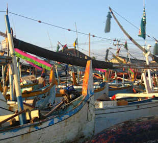 Strand von Jimbaran mit Fischerbooten