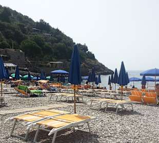 Netter Strand und Hafen