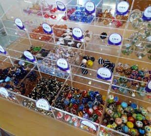 Im Museumsshop der Glashütte Gernheim