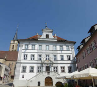 Altstadt Iphofen – das Rathaus, dahinter St. Veit