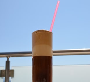 Eiskalten Frappé auf unsere Terrasse genießen