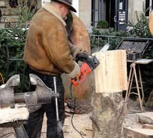 Kettensägenkünstler auf dem Weihnachtsmarkt