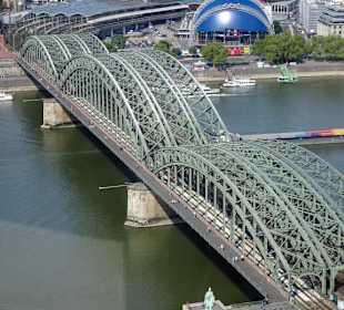 Blick vom KölnTriangle über die Hohenzollernbrücke