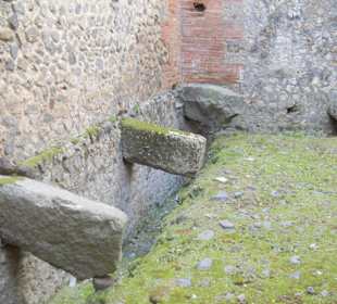 Pozostałości po publicznej toalecie - Pompeje