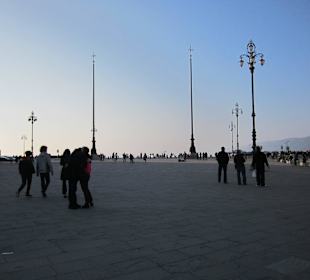 Piazza mit Blick aufs Meer