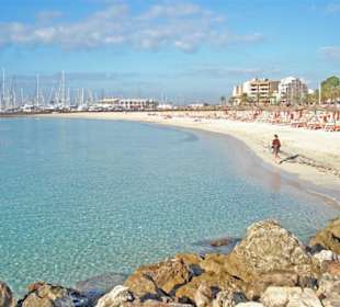 Strand in der Nähe vom Hafen